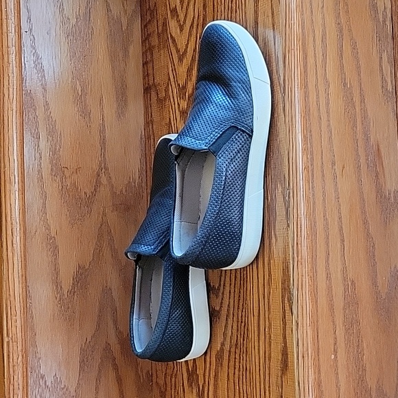 Naturalizer Sneaker - Picture 3 of 5